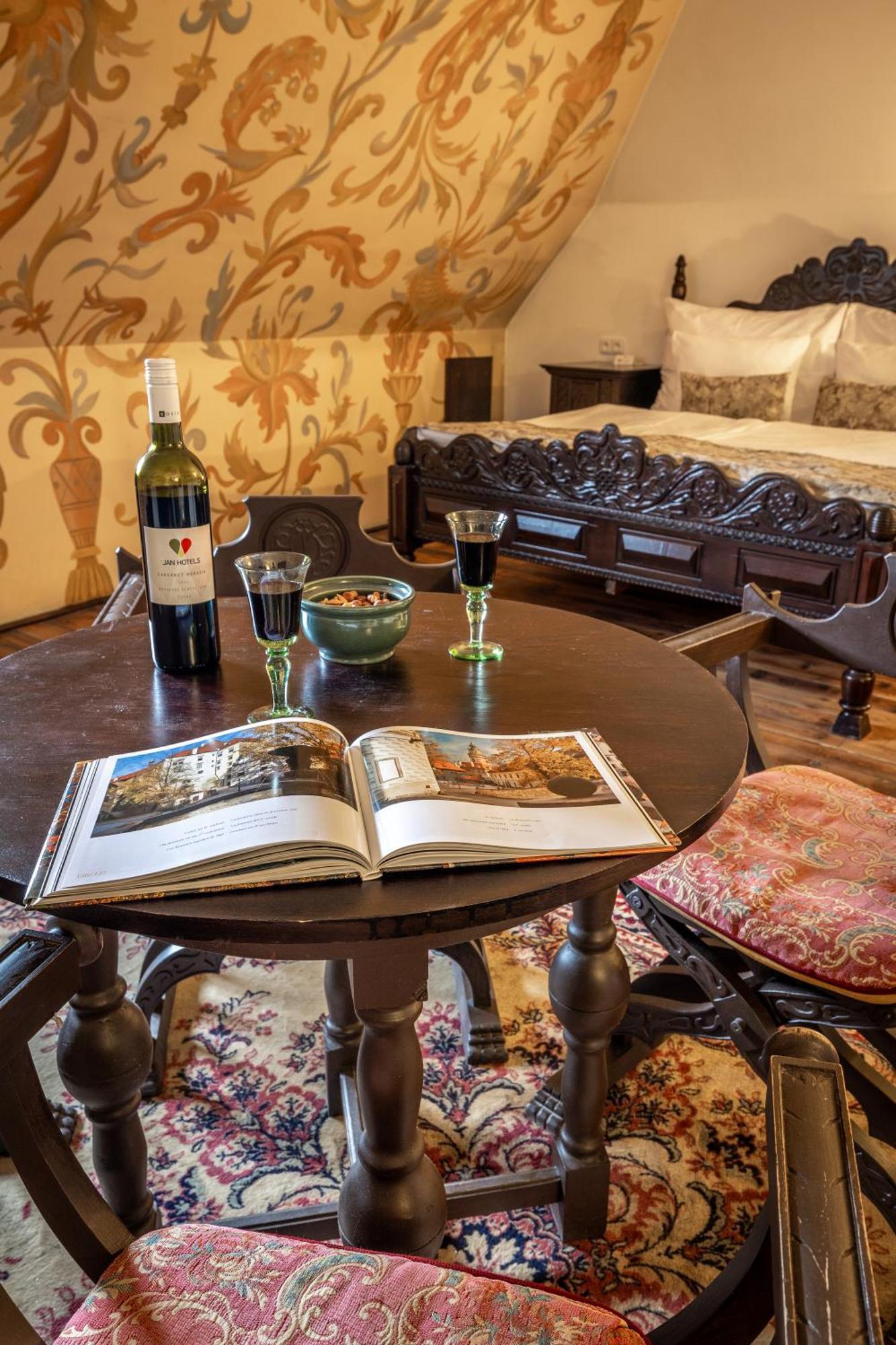 Hotel Ruze Český Krumlov Eksteriør bilde A wine tasting at the winery